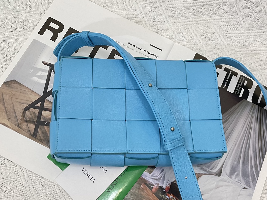 Cassette Intreccio Leather Cross-body Bag Blue